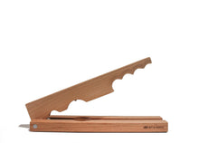Load image into Gallery viewer, "Ciao-cosky" schiaccianoci artigianale in legno di faggio
