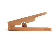 Load image into Gallery viewer, "Ciao-cosky" schiaccianoci artigianale in legno di faggio
